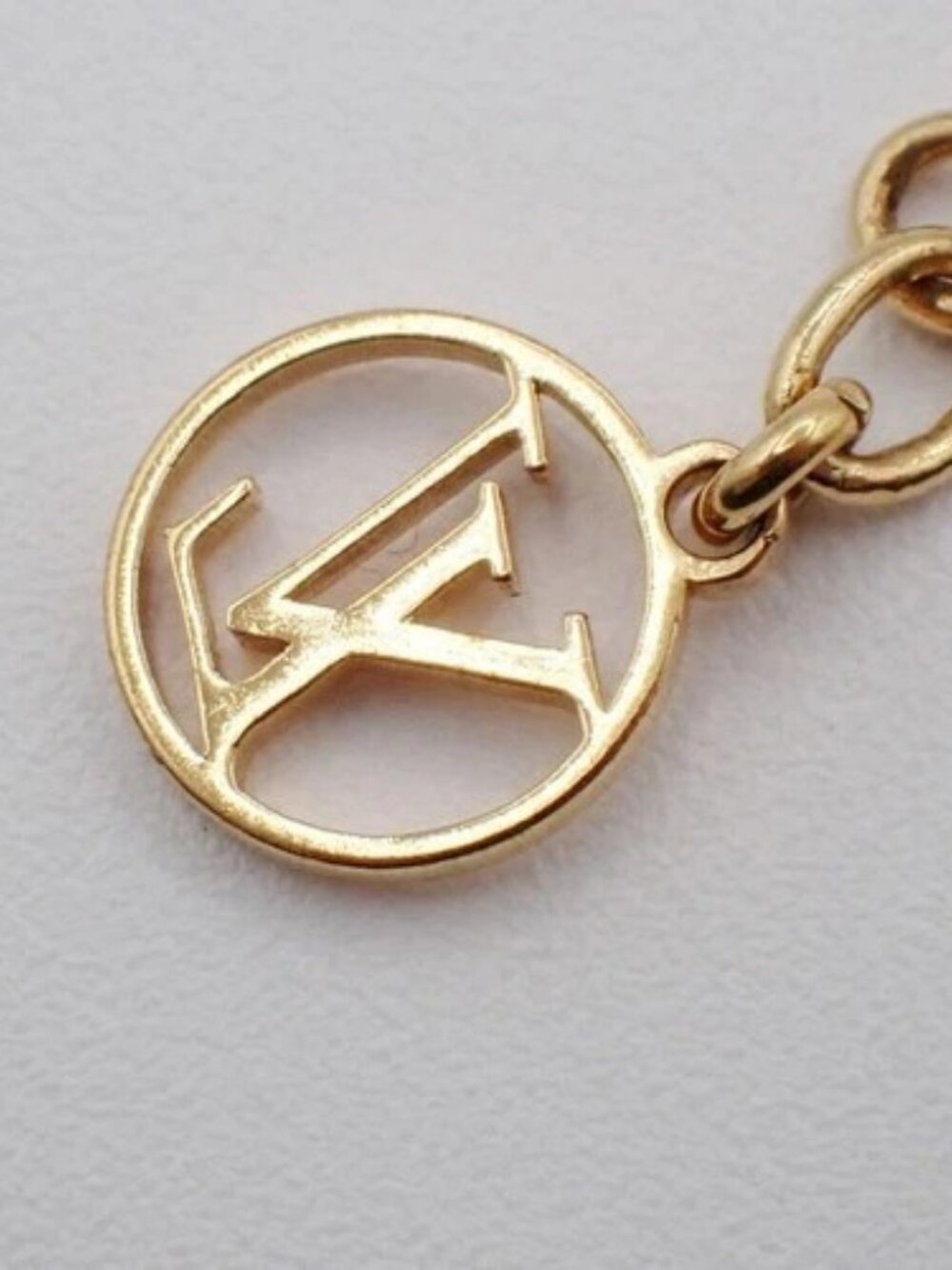 LOUIS VUITTON LV Logo Essential V Bracelet Gold-Plated Italy M61084 36RL847 - Picture 9 of 13